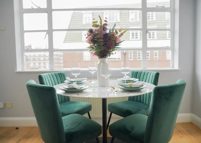 Art-Deco Apartment In Very Popular Chelsea Area